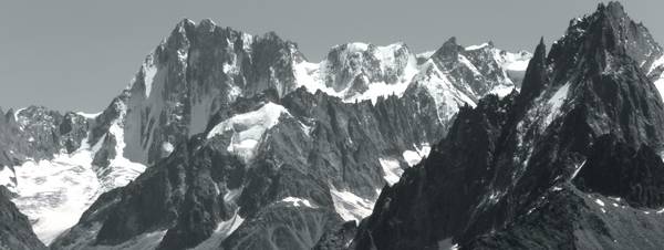 Ascension d'un sommet du massif du Mont-Blanc avec un guide 
                de haute-montagne